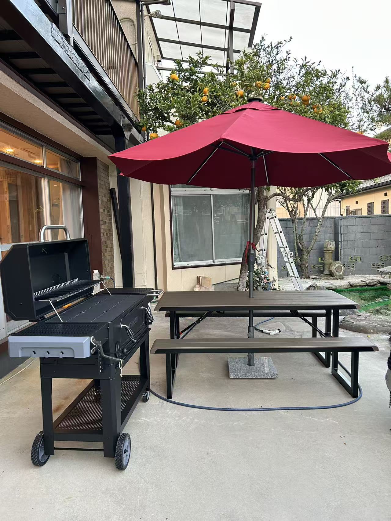 庭に置かれた大型BBQグリル