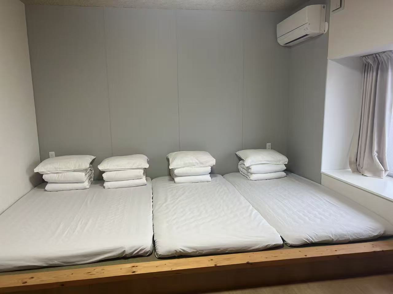 布団が4組並んだ客室