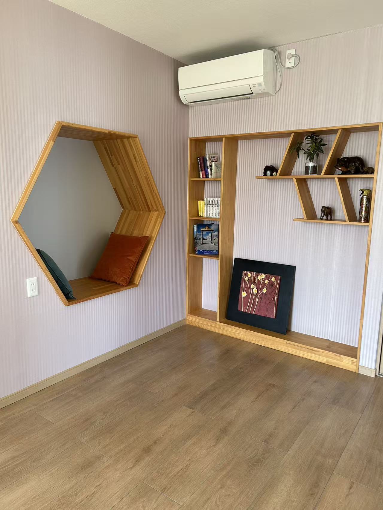 六角形のニッチと本の並ぶ飾り棚
