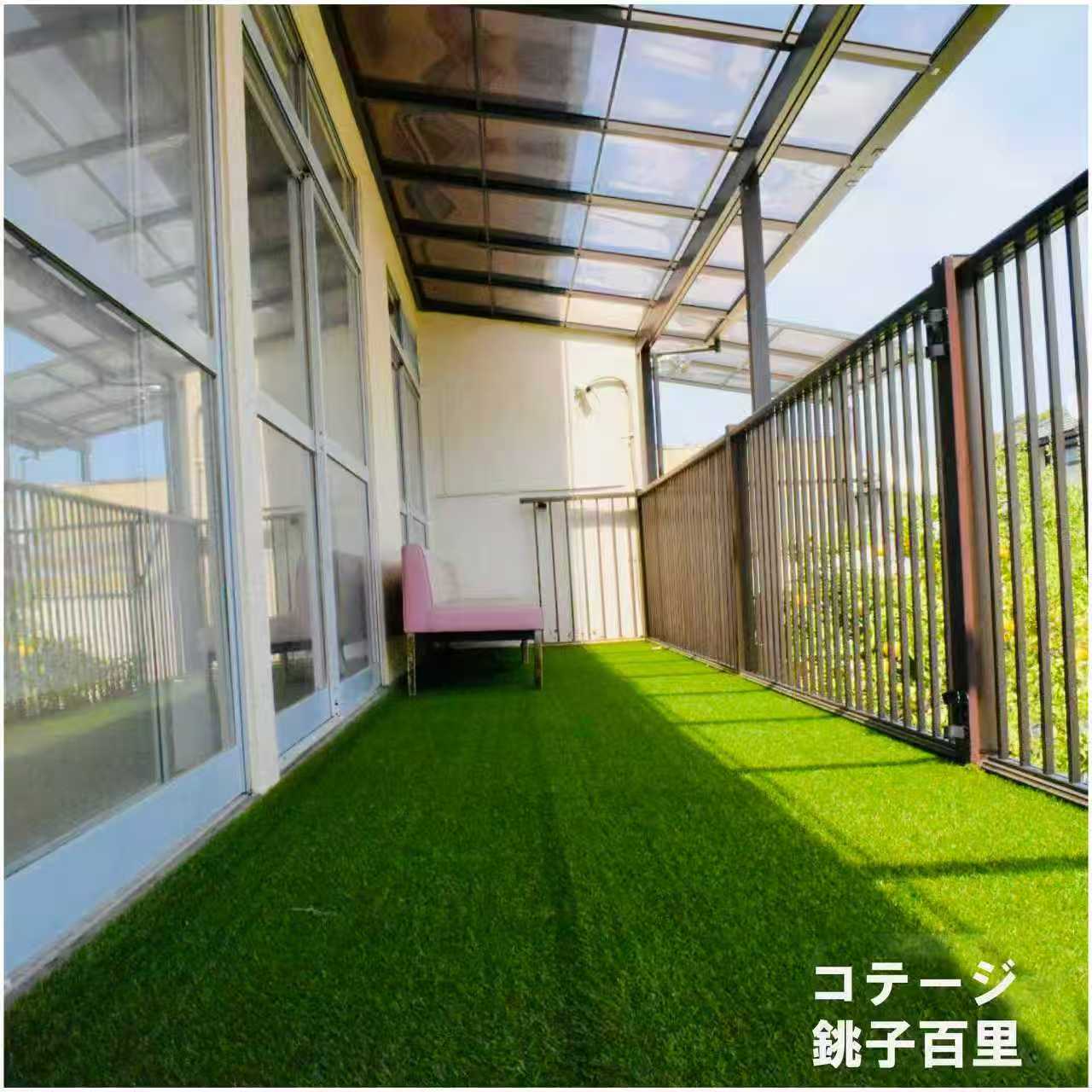 2階の人工芝が敷かれたテラス