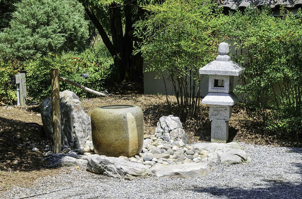 石の手水鉢と石灯籠