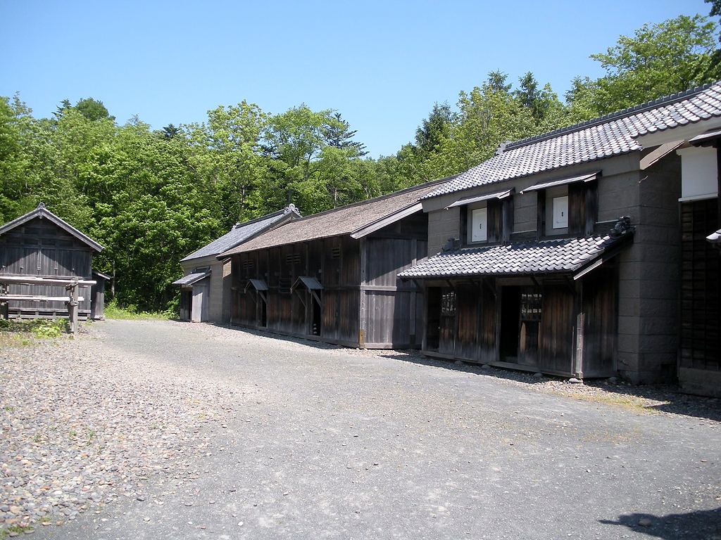 木造の家が並ぶ、静かな通り