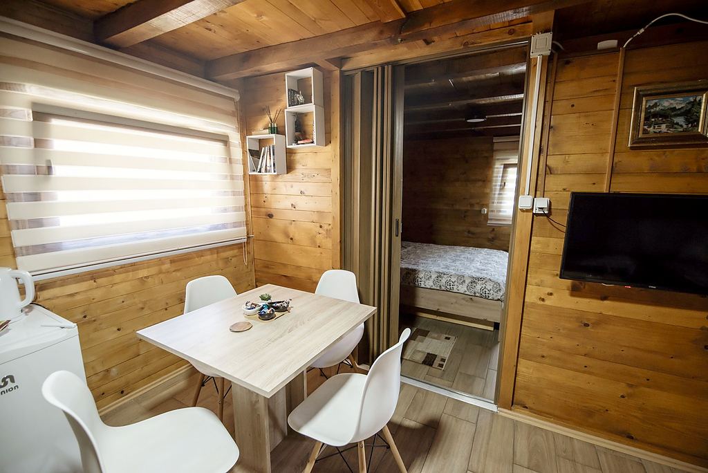 木の壁の部屋に、ベッドとテーブル