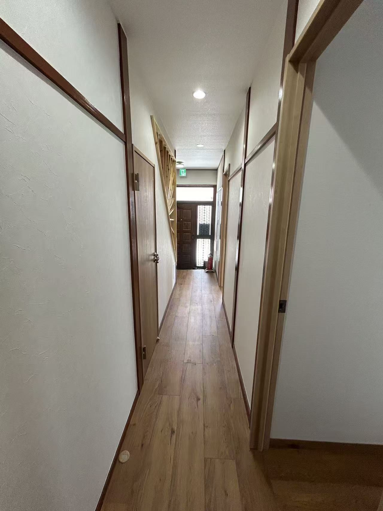 1階の廊下から玄関を見たところ