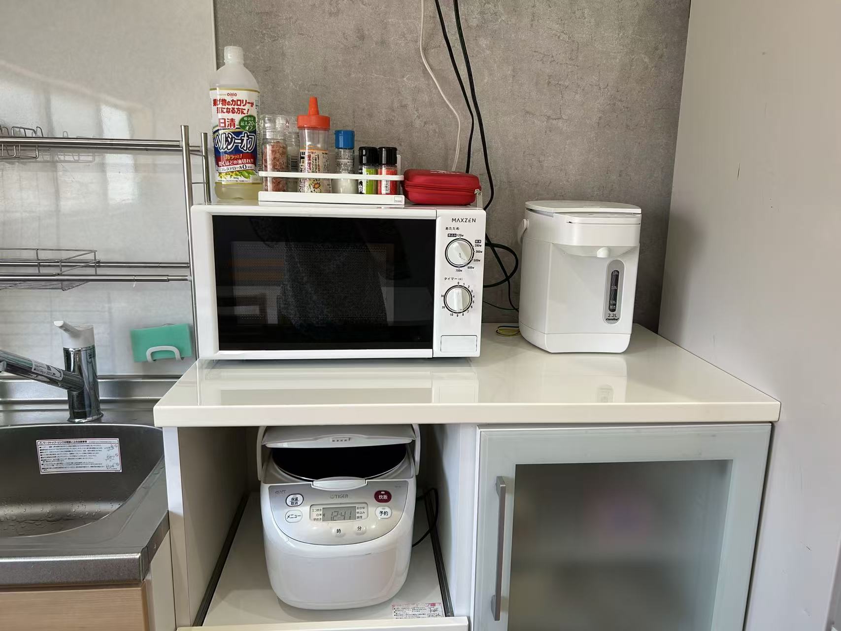 電子レンジ・炊飯器・電気ポットの並ぶキッチン家電棚