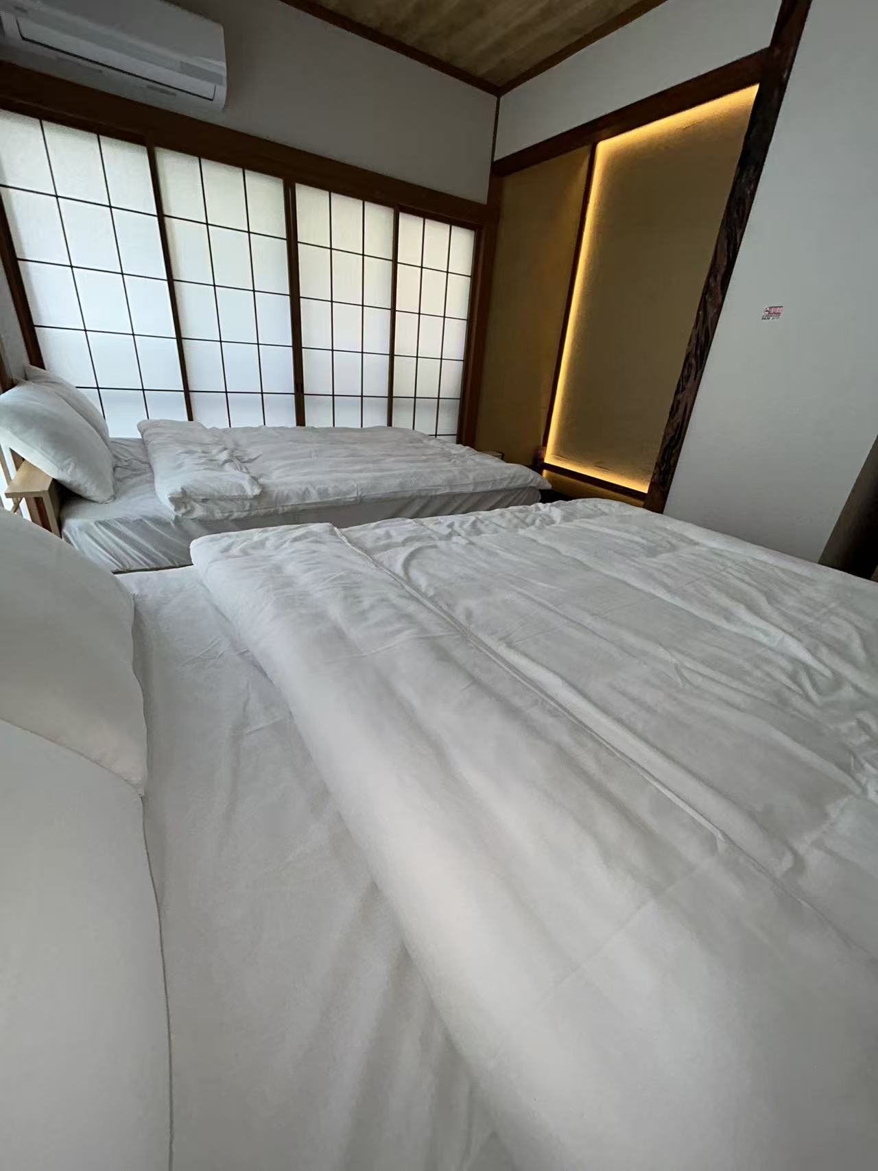 障子と間接照明の床の間がある和室の布団