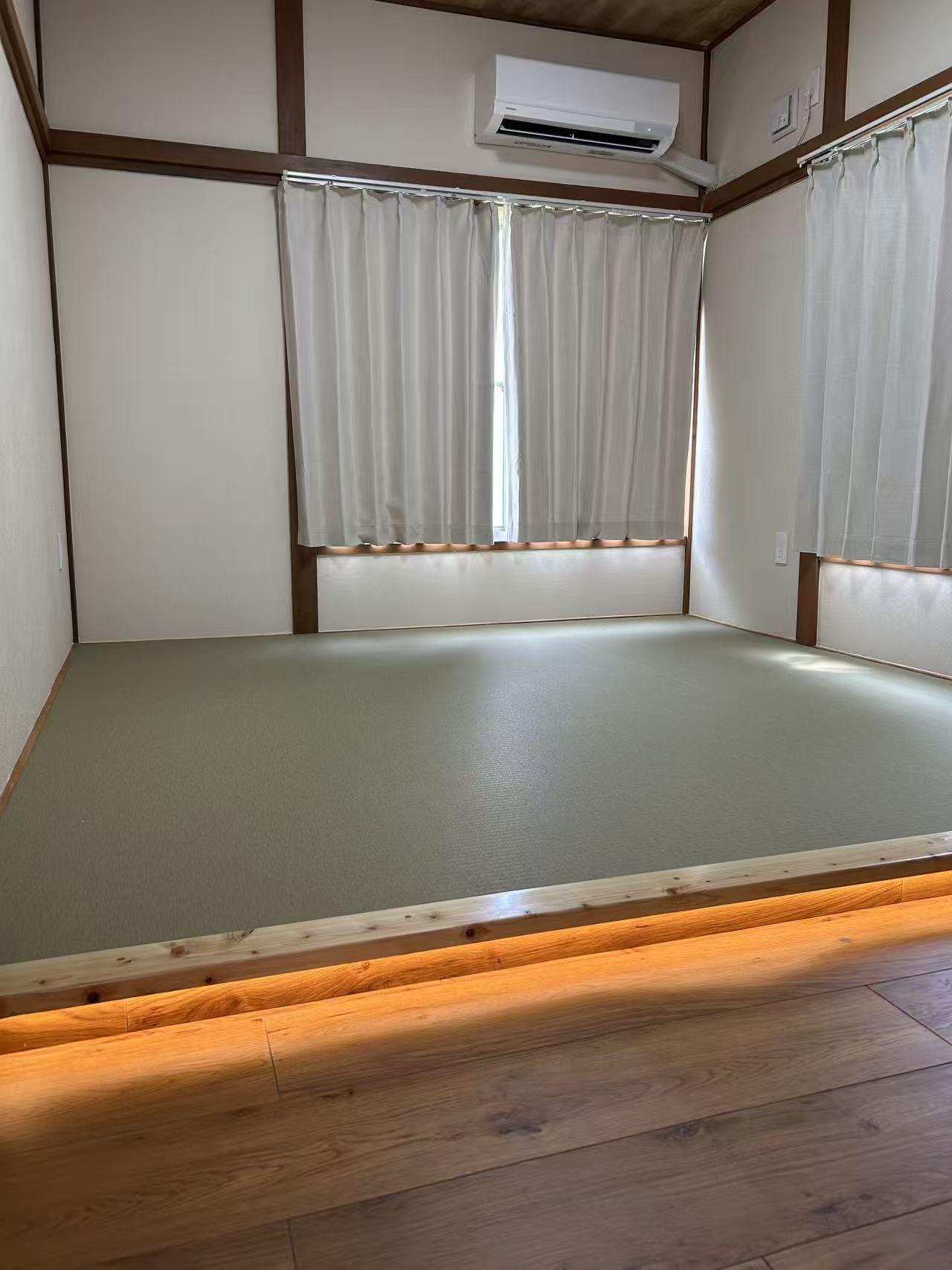 縁に間接照明を入れた畳の小上がり